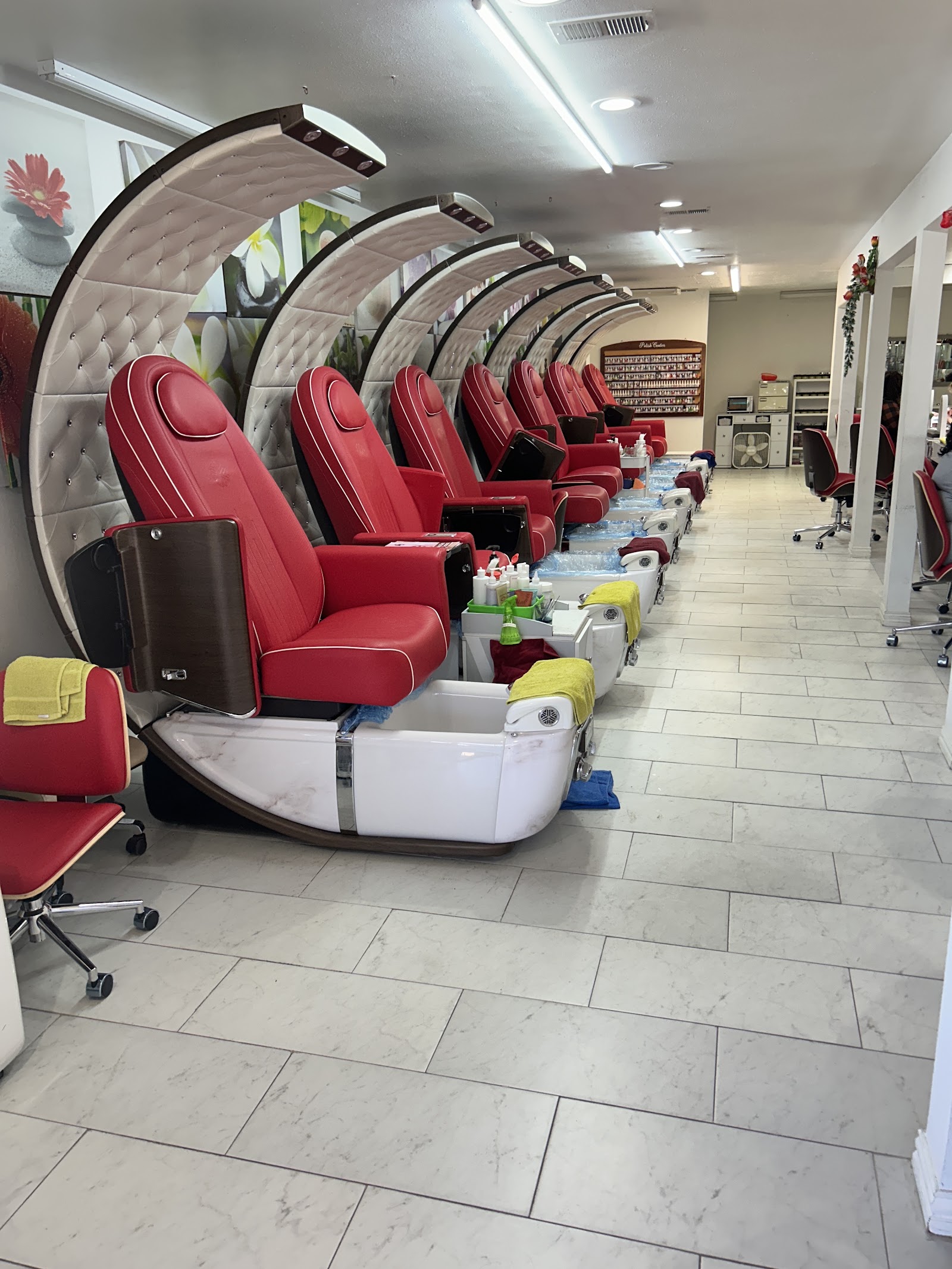 USA NAILS AND HAIR logo